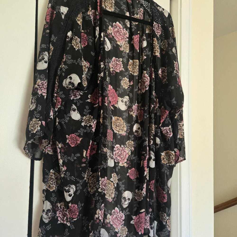 Torrid skull floral crochet lace inset kimono size 1/2